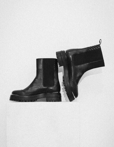 Chelsa boots noires cuir barrette métal Femme