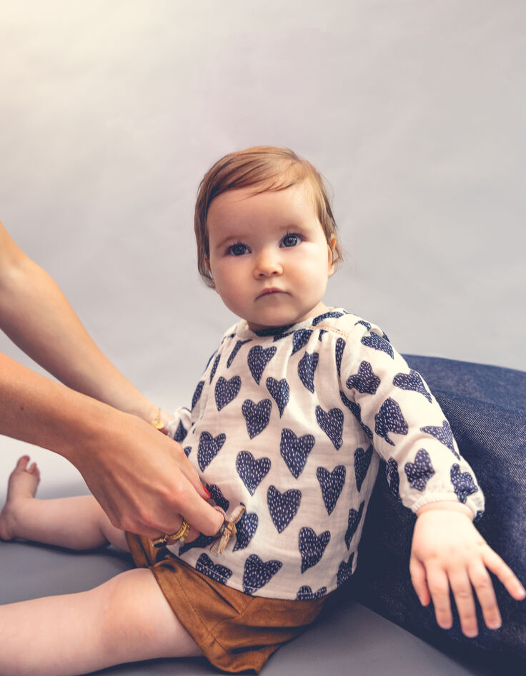 Ensemble 2-en-1 blouse coeurs et short camel bébé fille-1