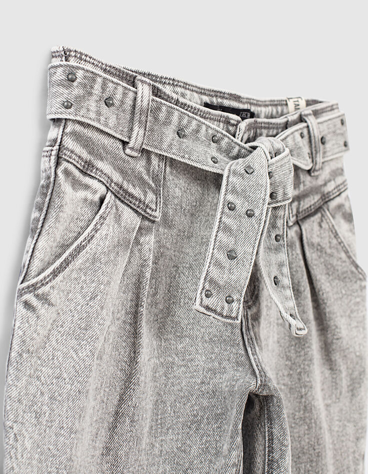 Mädchen-Bio-Jeans, Mom-Stil mit Nietengürtel in Light Grey-2