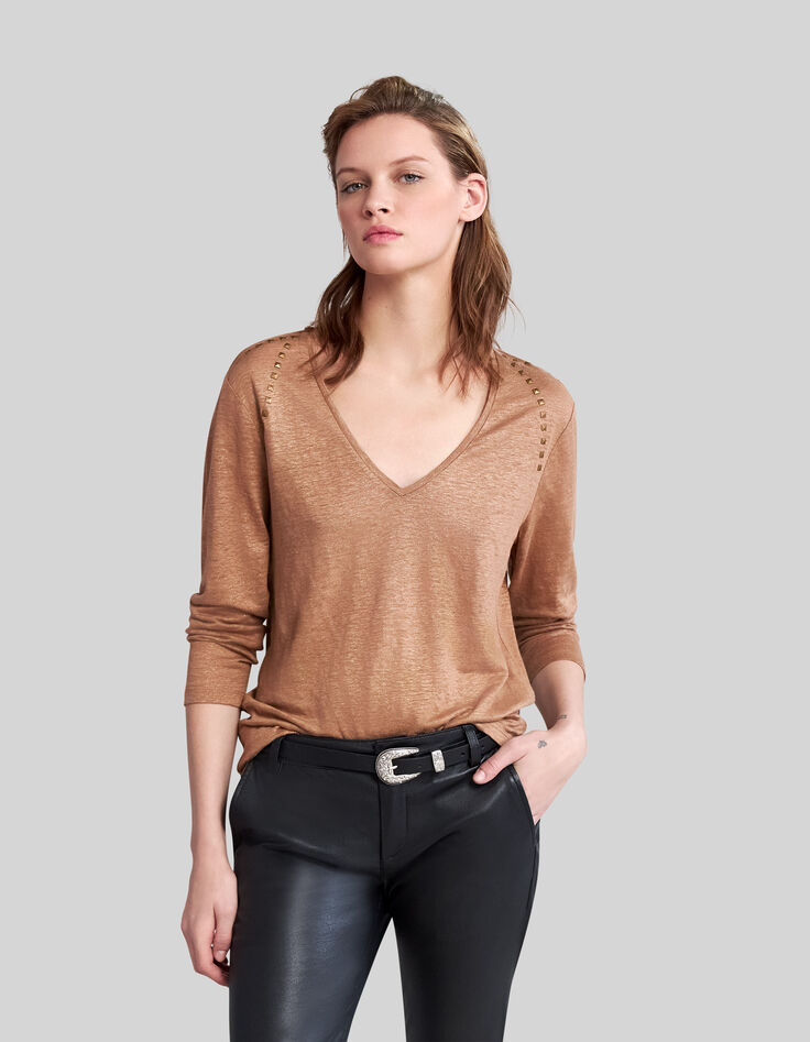 Camiseta beige de lino foil detalles remaches joya mujer-5