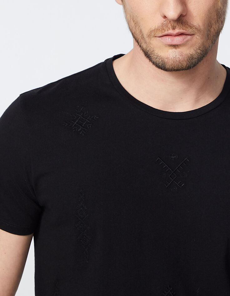 Camiseta negra con bordados étnicos para hombre-4
