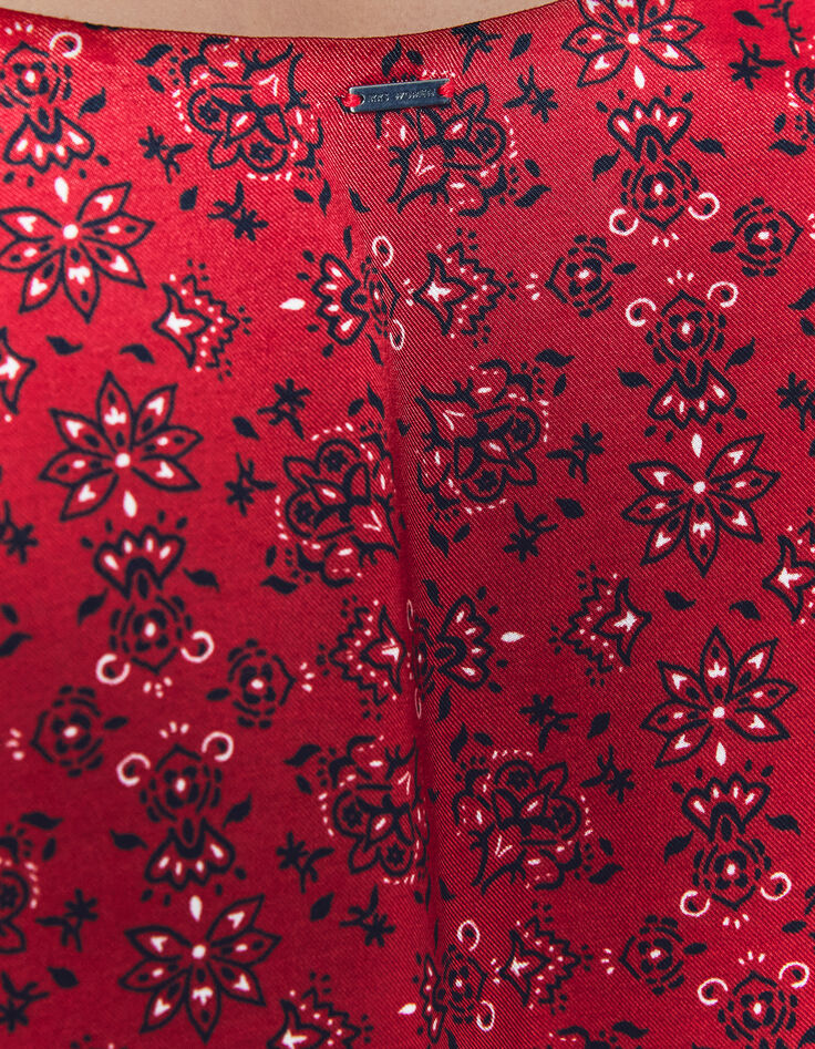 Kurzes, rotes Damenviskosekleid mit Bandanaprint-4