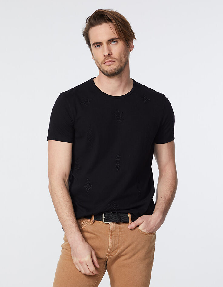 Camiseta negra con bordados étnicos para hombre-2