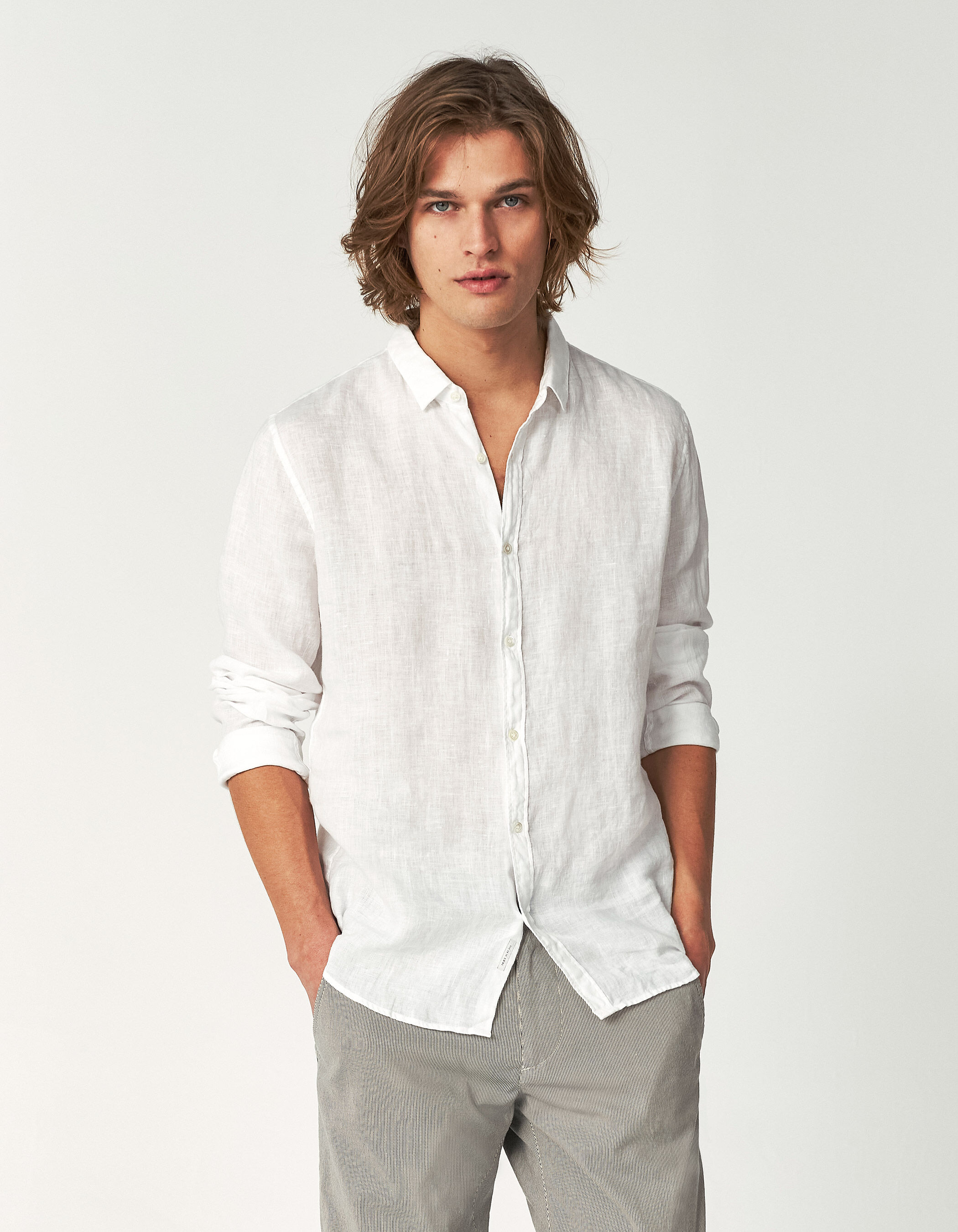 Homme en chemise cheap blanche