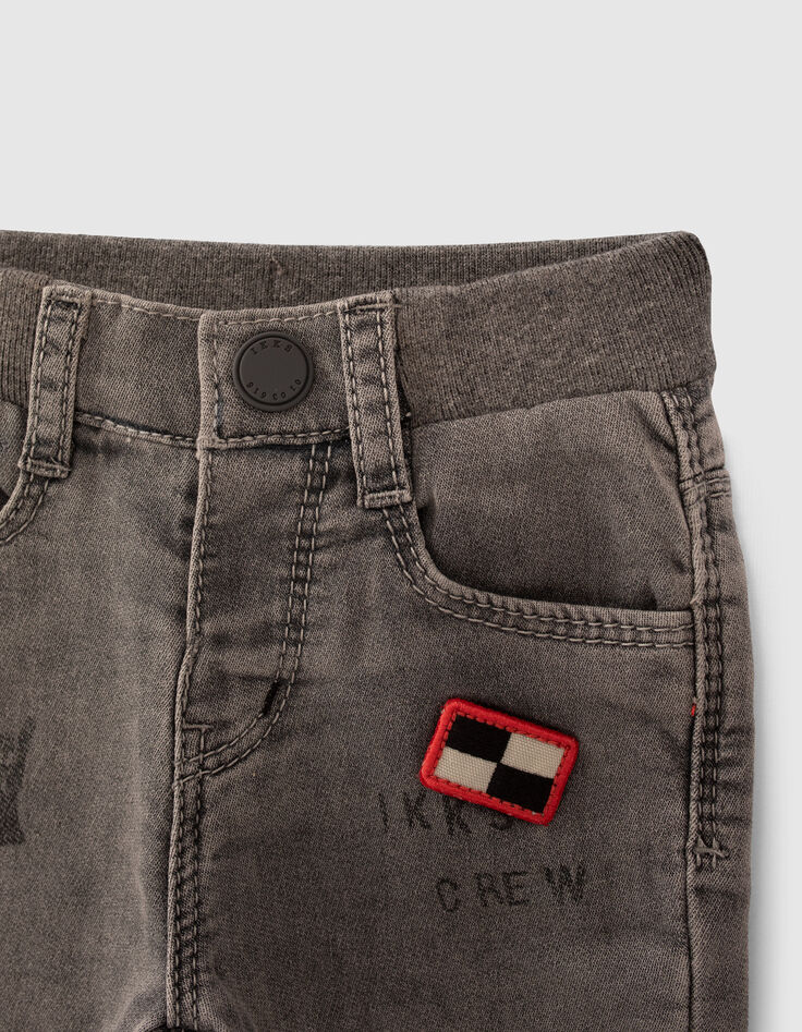 Baby boys’ grey jeans with print and badge-4