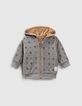 Omkeerbaar vest in camel en grijs, print babyjongens-6