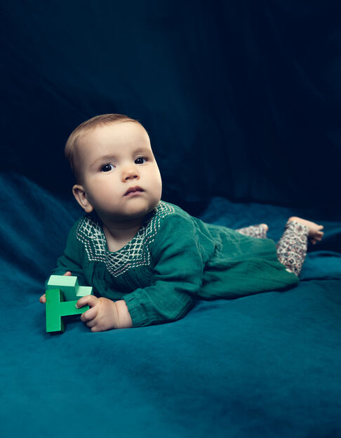 Vestido verde de bebé niña con escote bordado - IKKS