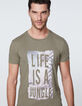Bruinbeige T-shirt tekst op palmachtergrond Heren-4