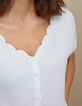 Top blanco festoneado con bordados I.Code-2