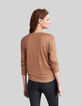 Camiseta beige de lino foil detalles remaches joya mujer-4