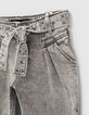 Mädchen-Bio-Jeans, Mom-Stil mit Nietengürtel in Light Grey-4