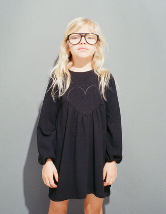 Vestido de niña con corazón bordado de lentejuelas negras